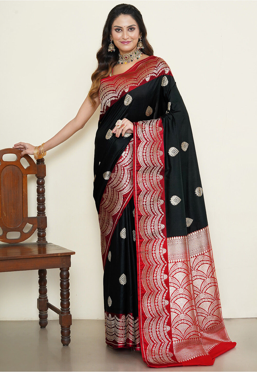 Buy Mitera Black & Red Silk Blend Woven Design Banarasi Saree - Sarees for  Women 11292436 | Myntra