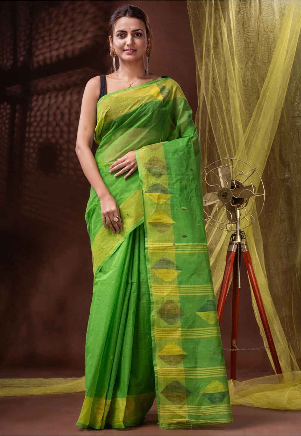 Parrot Green Cotton Dhakai Jamdani Handwoven Saree With Floral Designs -  Charukriti - 4237027