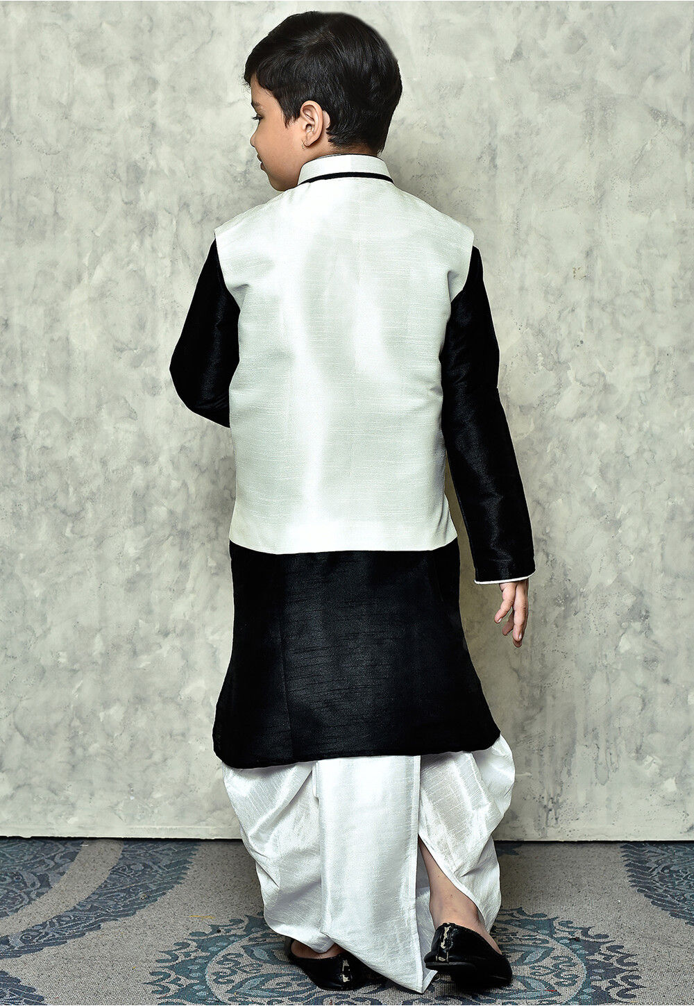 Straight fit cotton kurta set with contrast trim fabric and applique on neck and sleeves paired with pant