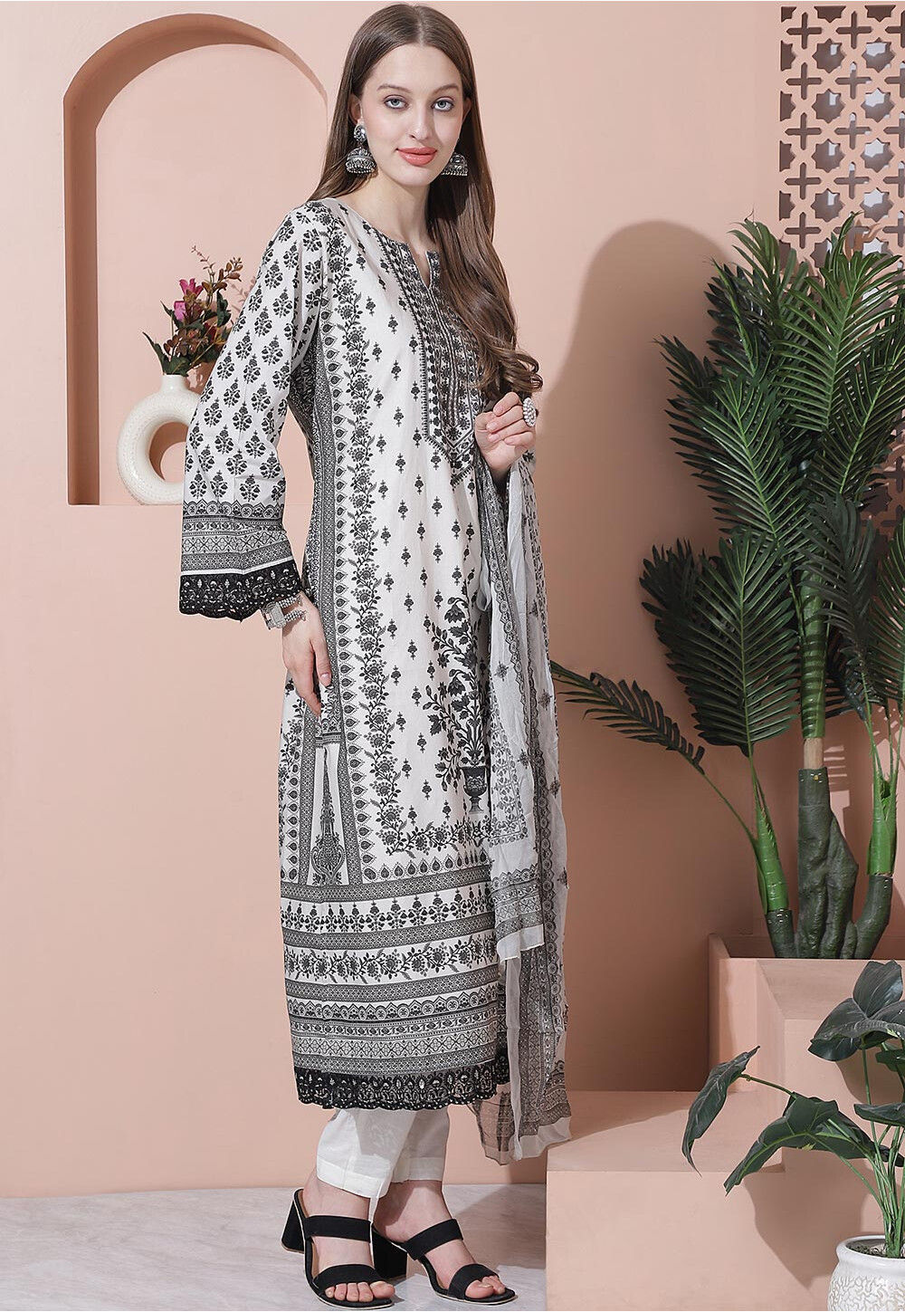 Pakistani Style Off White Digital Printed Salwar Suit