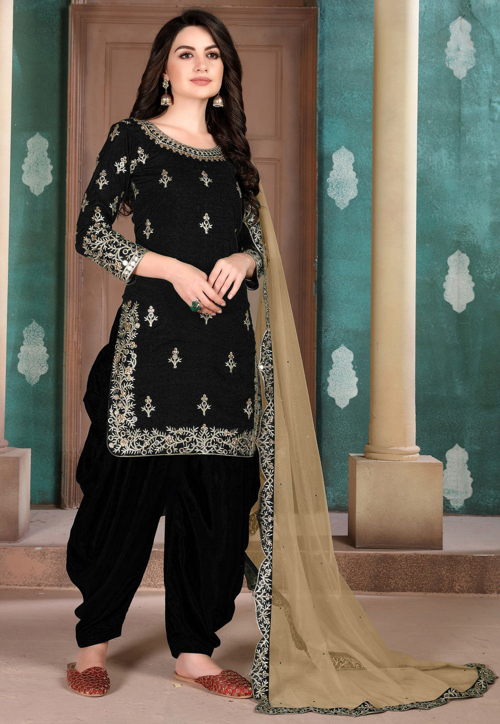 Simple Punjabi Suit Design | Black Online - Fashion Doctorz