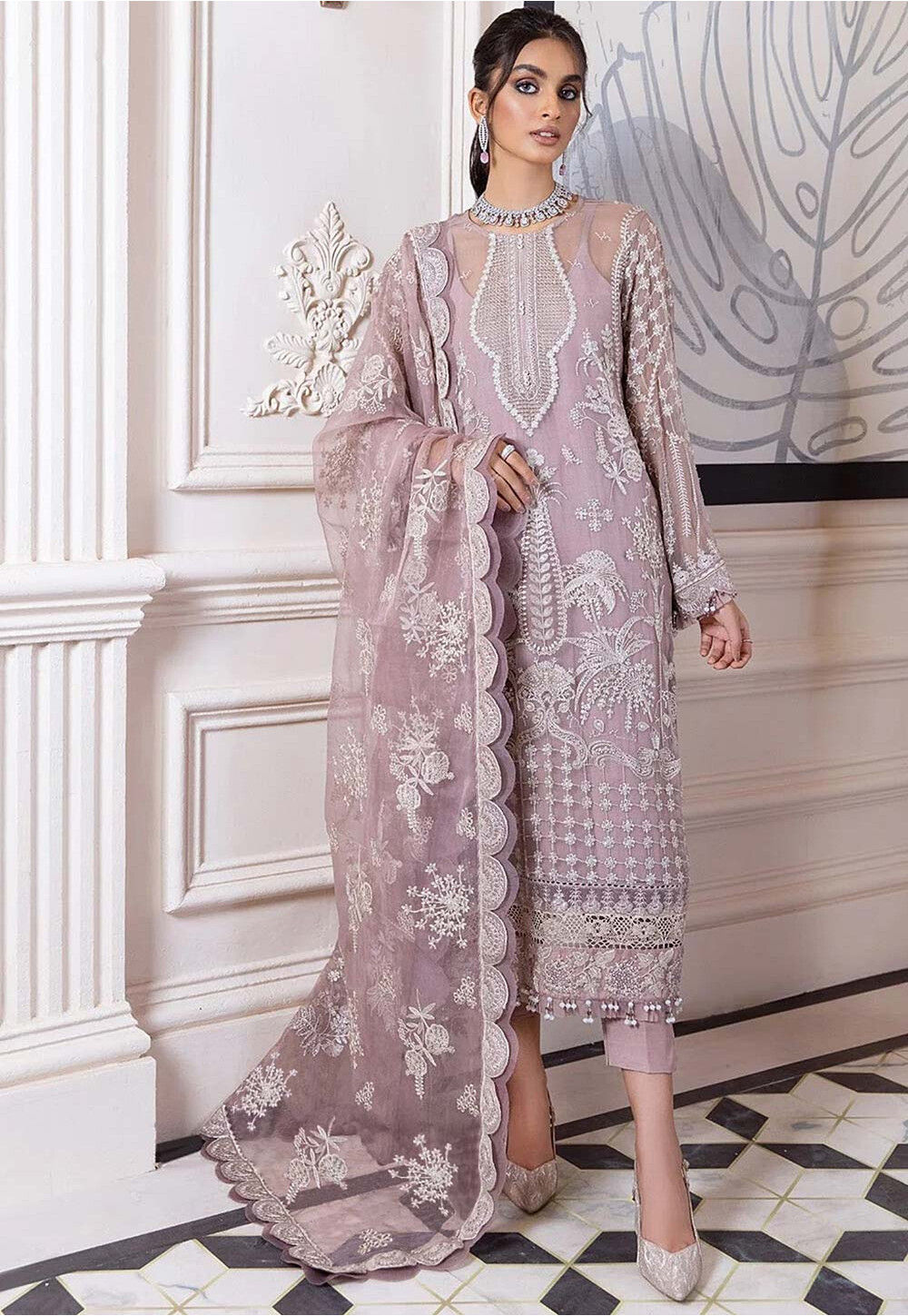 https://medias.utsavfashion.com/media/catalog/product/cache/1/image/1000x/040ec09b1e35df139433887a97daa66f/e/m/embroidered-organza-pakistani-suit-in-light-purple-v1-kch12621.jpg