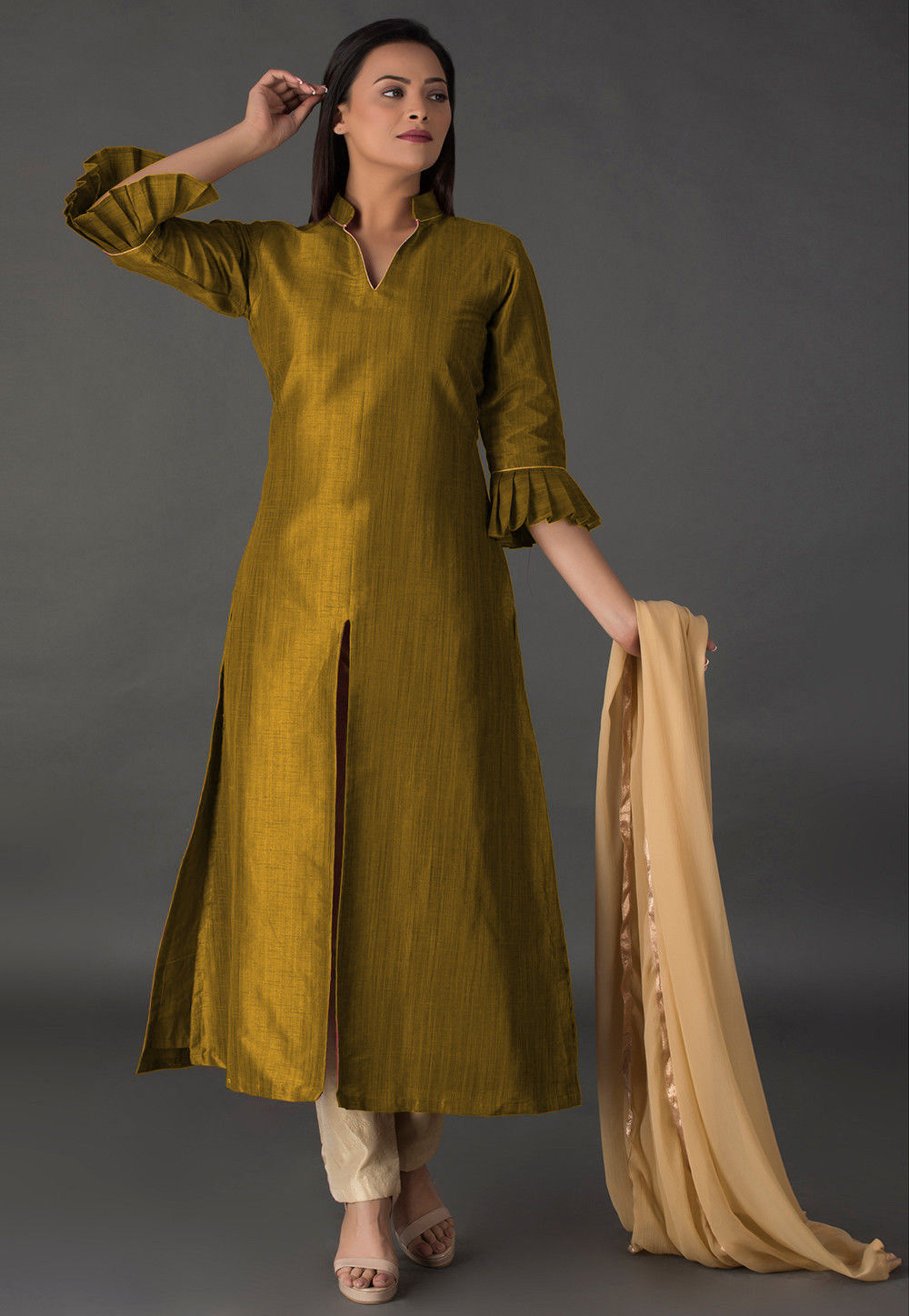 Plain Kurta Outfits - 22 Ways to Wear Plain Kurtas for Women | Stylish  short dresses, Stylish dress book, Simple pakistani dresses