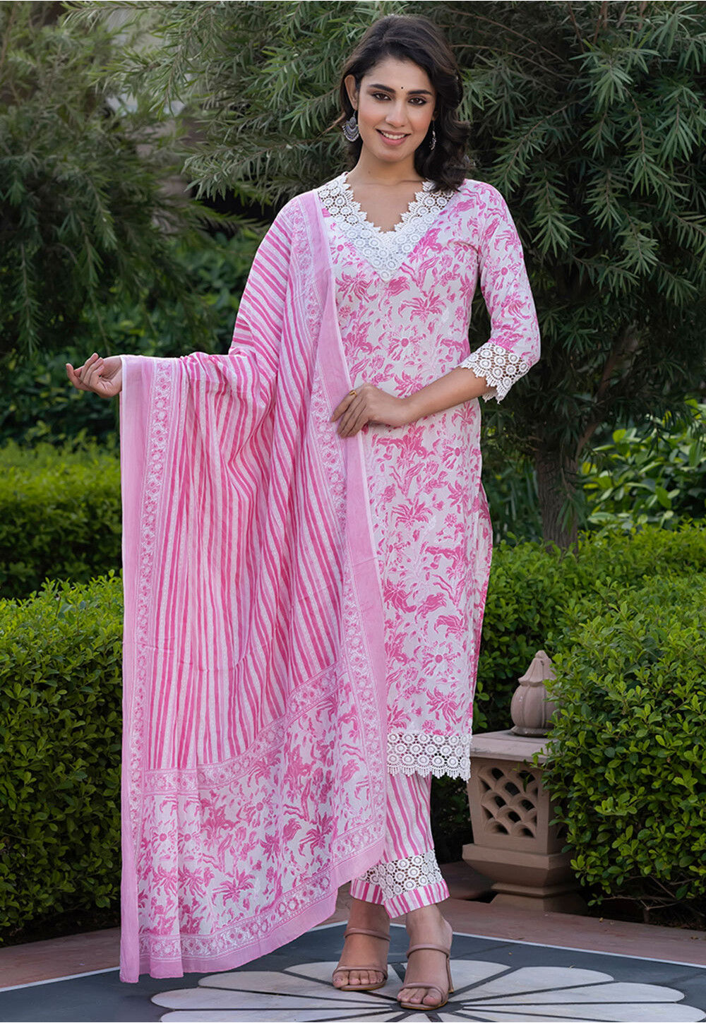 pink and white pakistani dress Pakistani Nikkah Dress, White Pakistani Dresses, Stitiched Maxi