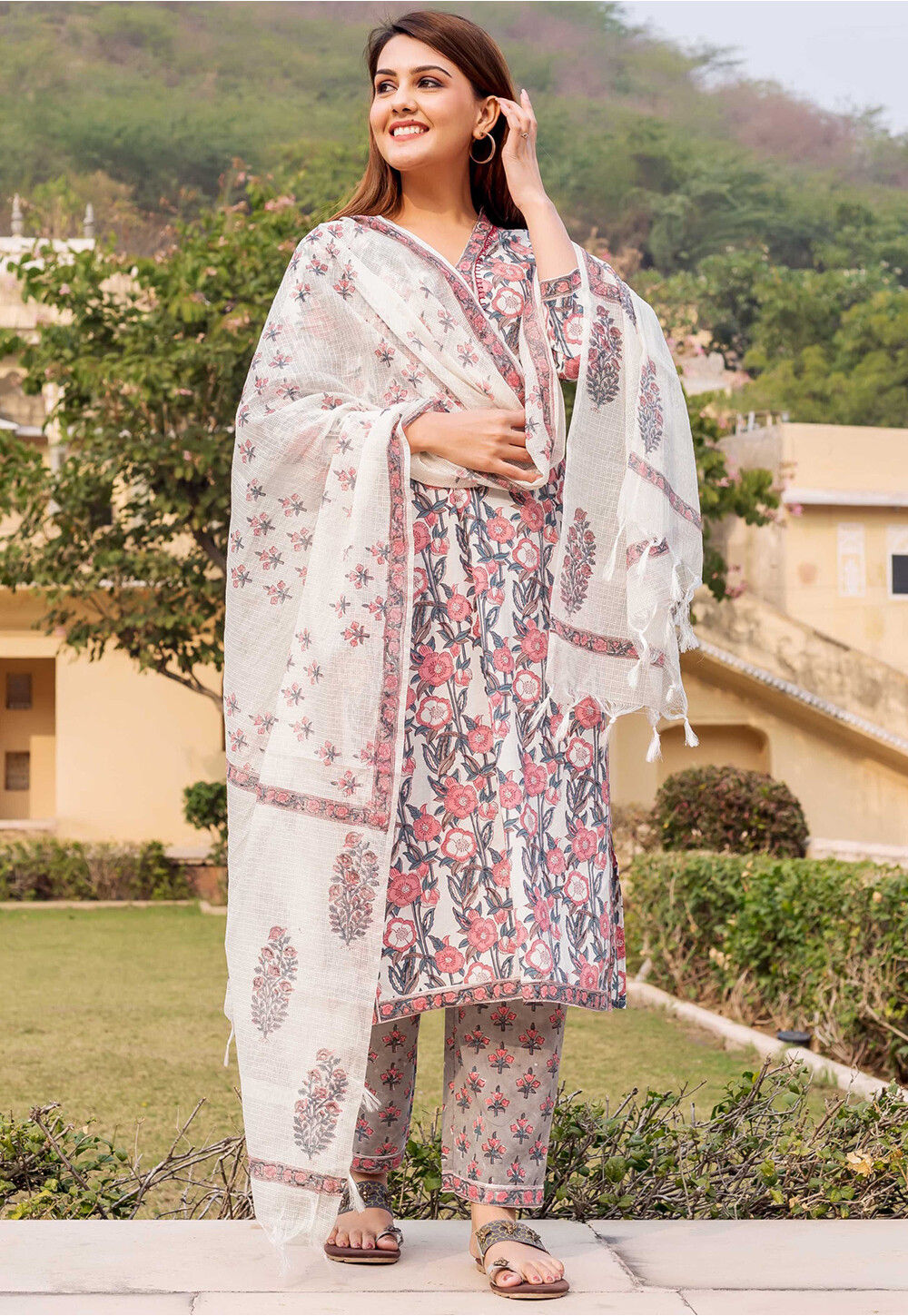 Pakistani Cotton Printed Suits, Unstitched at Rs 825 in Surat | ID:  2850611430355