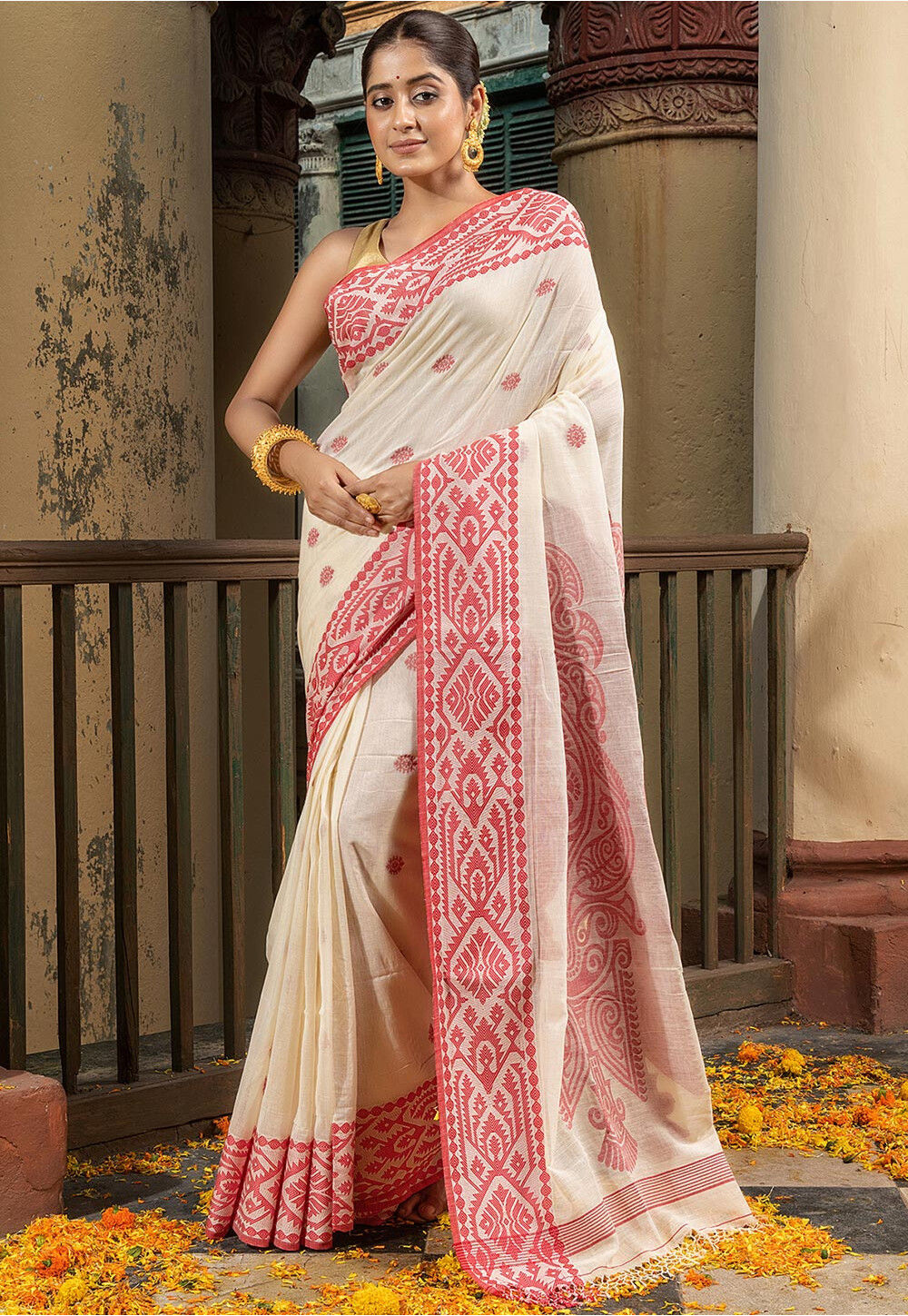 Buy Desh Bidesh Woven Handloom Pure Cotton Saree (White) Online at Best  Price | Distacart