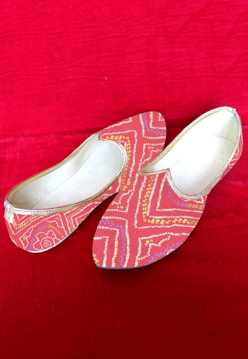 Bandhej Printed Crepe Mens Mojari in Peach