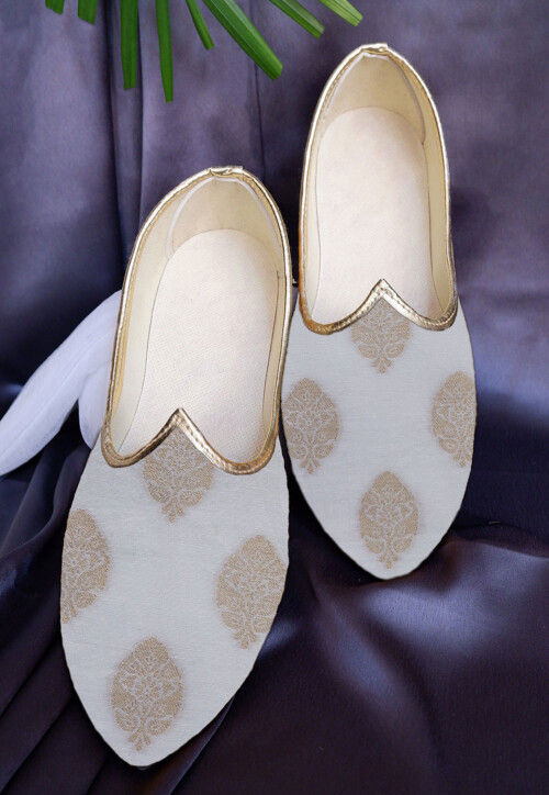 Woven Chanderi Silk Men Jutti in Off White