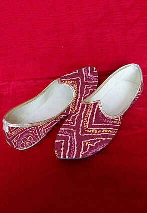 Bandhej Printed Crepe Mens Mojari in Magenta