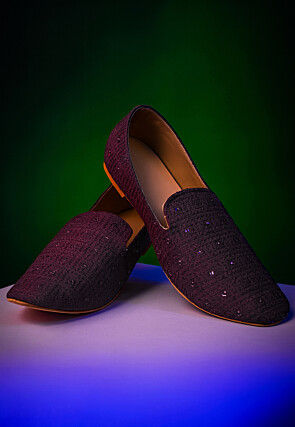 Embroidered Cotton Slub Men Mojari in Wine