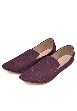 Embroidered Cotton Slub Men Mojari in Wine