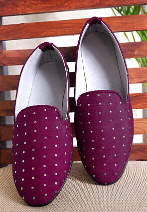 Embroidered Georgette Mojari in Magenta