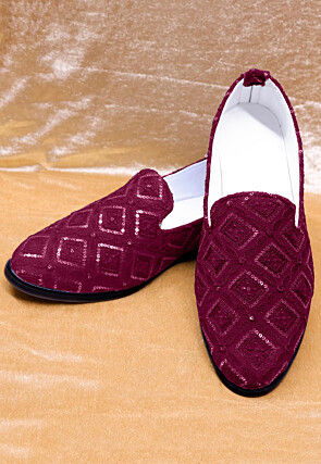 Embroidered Georgette Mojari in Magenta