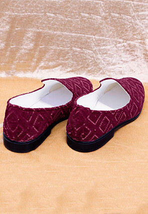 Embroidered Georgette Mojari in Magenta