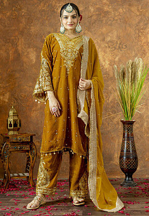 white christmas dresses Pakistani Actress Dur-E-Fishan Saleem Maroon Color Velvet Dress For Sangeet