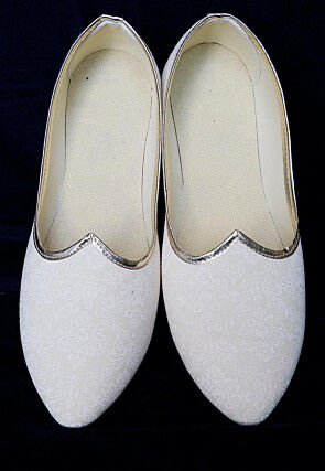 Hand Block Printed Cotton Men Mojari in Cream