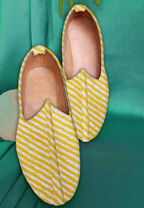 Leheriya Printed Cotton Men Mojari in Yellow