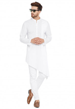 Men S White Kurta Pajama Buy Latest Men S Ethnic Wear Online Utsav Fashion ऑफ व्हाइट रंग का पूरी आस्तीन वाला रॉयल कुर्ता पजामा. plain cotton asymmetric kurta set in white