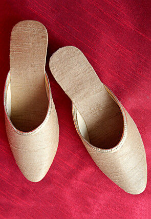 Solid Color Dupion Silk Women Jutti in Beige