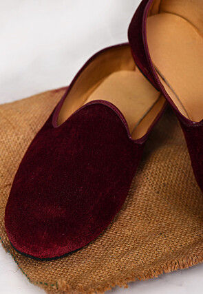 Solid Color Velvet Men Mojari in Maroon