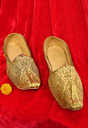 Woven Art Silk Jacquard Men Mojari in Beige