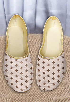 Woven Chanderi Silk Women Jutti in Off White