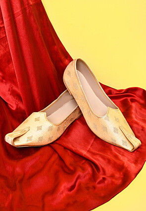 Woven Cotton Silk Jacquard Men Mojari in Beige